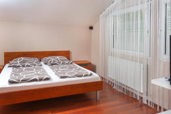 Apartment - double bed and window