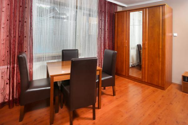 Apartment - table and chairs