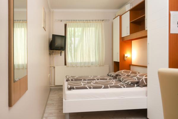 Room with double bed - mirror and TV