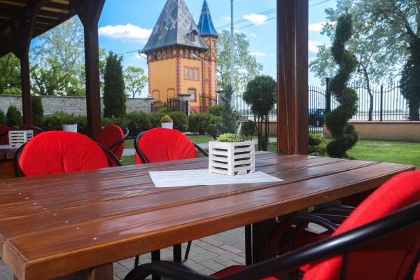 Restaurant - terrace with Lajoš Vermeš palace in the background